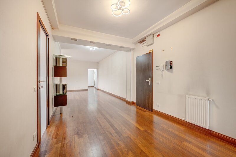 Sisesti, 6 camere, 242 mp, 2 parcari, comision 0%.