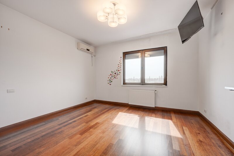 Sisesti, 6 camere, 242 mp, 2 parcari, comision 0%.